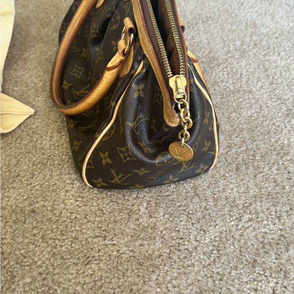 Louis Vuitton: Tivoli Leather Handbag - Picture 8 of 10